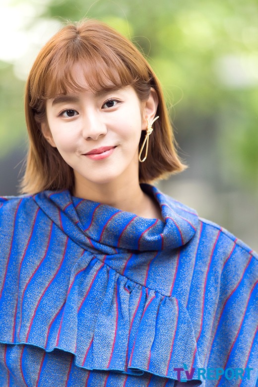 Actor Uee poses at Interview withUee has recently played the role of a career woman, Han Seung-ju, in the end MBC Deryls Husband Ojakdu.Uee superior proportionUee sincere smileUee pictures even if youre still thereUee lovely charm spoutUee beautiful look artisansUee splendid smileUee lovelyUee shy smileUee sighted at a distanceUee I cant help butUee beauty of atmosphereUee Visual with Gamtan