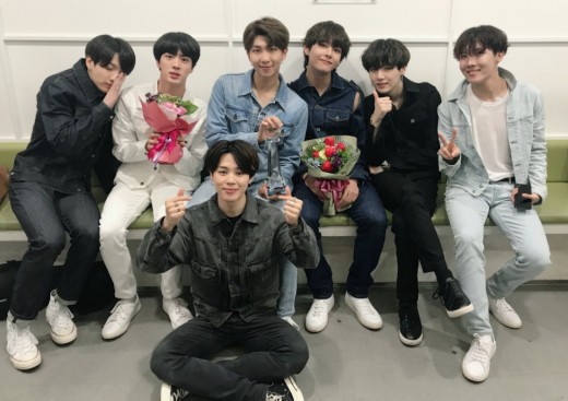 BTS lifted the trophy to the top of the Music Bank record, and shortly after the broadcast, BTS once again expressed its gratitude for its fans.BTS topped KBS2 Music Bank (MC Shiny Taemin, LABOUM Ahn Sol-bin) on the 1st with FAKE LOVE.BTS, who expressed gratitude for Amy (fan club) in the first-place candidate interview, expressed gratitude to fans even after the first-place name.After the broadcast, Official Twitter said, BTS ranked first in Music Bank with the highest score ever.I am curious about the self-music on the stage of BTS, which was the first pledge, he said. This exciting night on a pleasant Friday. Amy Soyu. Sangtan Boys and released two photos.In the photo, BTS poses looking at the camera in the waiting room of Music Bank, with each of the seven members smiling happily.The joy of being the number one Music Bank is even said to be a picture.Meanwhile, BTS ranked first in Music Bank and won 6 FAKE LOVE.