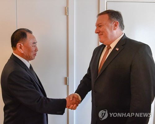 악수하는 폼페이오-김영철 (서울=연합뉴스) 마이크 폼페이오 미국 국무장관과 김영철 북한 노동당 부위원장 겸 통일전선부장이 31일(현지시간) 뉴욕에서 두번째 만나 악수하고 있다. 2018.6.1 [폼페이오 트위터=연합뉴스]      photo@yna.co.kr