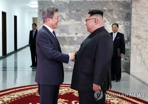 다시 만나 악수하는 남북 정상 (서울=연합뉴스) 문재인 대통령과 북한 김정은 국무위원장이 26일 오후 판문점 북측 통일각에서 정상회담을 하기 앞서 악수를 하고 있다.   2018.5.26 [청와대 제공=연합뉴스]      photo@yna.co.kr