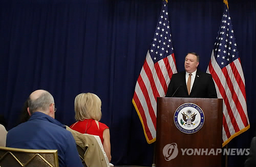 폼페이오 "아직 많은 일 남아…김정은 과감 리더십 필요" (뉴욕 AFP=연합뉴스)  마이크 폼페이오 미국 국무장관은 31일(현지시간) 뉴욕을 방문 중인 김영철 북한 노동당 부위원장 겸 통일전선부장과 가진 고위급 회담 결과에 대해 "지난 72시간 동안 실질적 진전이 이뤄졌다"고 평가하면서도 "아직 많은 일이 남아 있다"고 밝혔다.       그는 뉴욕 맨해튼 시내 팰리스호텔에서 기자회견을 통해(사진) 또 "북미가 합의에 이르려면 김정은 국무위원장의 과감한 리더십이 필요하다"면서 다만 정상회담 개최여부를 1일 중으로 알 수 있느냐는 질문에는 "아직 모르겠다"고 말했다. 폼페이오 장관은 김 부위원장이 김정은 위원장의 친서 전달을 위해 워싱턴DC를 방문할 예정이라고 밝혔다.      bulls@yna.co.kr