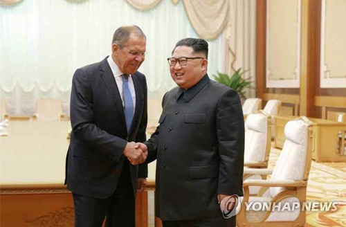 방북한 러시아 외무장관 만나는 김정은 (서울=연합뉴스) 북한 노동당 기관지 노동신문이 1일 지면에서 김정은 국무위원장과 세르게이 라브로프 러시아 외무장관의 전날 면담 사진을 공개했다. 김 위원장이 라브로프 장관과 손을 잡고 웃는 모습.2018.6.1       [국내에서만 사용가능. 재배포 금지. For Use only in the Republic of Korea. No Redistribution]      nkphoto@yna.co.kr