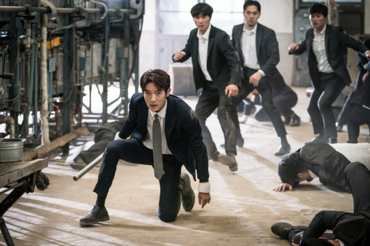 Two ways of treating red tape are broadcast tonight: Unlawful lawyer Lee Joon-gi.Lee Joon-gi will play in the TVN Saturday drama Unlawful Lawyer, which airs today (on the 2nd) at 9 p.m.He plays Bong Sang-pil, a unique lawyer with a history of schooling. He challenges the evils with law and fist.Sang-pil has already declared war on Judge Cha Moon-sook (Lee Hye-young) and An Oh-ju (Choi Min-soo) to repay the enemy for his mothers death.At first, I knew the pencil funny, but after realizing that the thick guts that led to the suspicion of defending the slowly tightening siege of the pencil and the right-wing man were not easy, the black movement of the seven-member society was further strengthened.After Ahn was elected as the mayor of the city, Sang-pil, who smelled the corruption before and after that, decided that he needed more help from others, immediately visited Chun Seung-beom (Park Ho-san) in Seoul and handed over all the data collected by Shin Yi and showed his hand first.Chun Seung-bum is a prosecutor who sent the past essay to the school and made the only star sweet, but rather than grudge, he draws a picture that tries to bring down the evil by cohering with his advantages.In addition, Sang-pil, who was setting up the uneasy movement of Woo Hyung-man, who was released, runs immediately as soon as he senses that he is in danger and confronts the servants of An-oh.As soon as he becomes a mayor, he will be able to see how the angry appeal to the viciousness of An-oh, who is trying to cover the truth by kidnapping Woo Hyung-man, will overcome the situation.Lee Joon-gi is expected to capture the eyes of viewers tonight as he will perform rusty fist skills and agile action in this scene.Meanwhile, Lee Joon-gis TVN Saturday drama The Lawyer is a big-ass legal act in which a lawless lawyer, Bong Sang-pil (Lee Joon-gi), who used to punch instead of law, fights against absolute power with his life and grows into a true lawless lawyer.It is broadcast every Saturday and night at 9 pm.