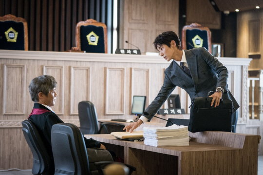 Two ways of treating red tape are broadcast tonight: Unlawful lawyer Lee Joon-gi.Lee Joon-gi will play in the TVN Saturday drama Unlawful Lawyer, which airs today (on the 2nd) at 9 p.m.He plays Bong Sang-pil, a unique lawyer with a history of schooling. He challenges the evils with law and fist.Sang-pil has already declared war on Judge Cha Moon-sook (Lee Hye-young) and An Oh-ju (Choi Min-soo) to repay the enemy for his mothers death.At first, I knew the pencil funny, but after realizing that the thick guts that led to the suspicion of defending the slowly tightening siege of the pencil and the right-wing man were not easy, the black movement of the seven-member society was further strengthened.After Ahn was elected as the mayor of the city, Sang-pil, who smelled the corruption before and after that, decided that he needed more help from others, immediately visited Chun Seung-beom (Park Ho-san) in Seoul and handed over all the data collected by Shin Yi and showed his hand first.Chun Seung-bum is a prosecutor who sent the past essay to the school and made the only star sweet, but rather than grudge, he draws a picture that tries to bring down the evil by cohering with his advantages.In addition, Sang-pil, who was setting up the uneasy movement of Woo Hyung-man, who was released, runs immediately as soon as he senses that he is in danger and confronts the servants of An-oh.As soon as he becomes a mayor, he will be able to see how the angry appeal to the viciousness of An-oh, who is trying to cover the truth by kidnapping Woo Hyung-man, will overcome the situation.Lee Joon-gi is expected to capture the eyes of viewers tonight as he will perform rusty fist skills and agile action in this scene.Meanwhile, Lee Joon-gis TVN Saturday drama The Lawyer is a big-ass legal act in which a lawless lawyer, Bong Sang-pil (Lee Joon-gi), who used to punch instead of law, fights against absolute power with his life and grows into a true lawless lawyer.It is broadcast every Saturday and night at 9 pm.