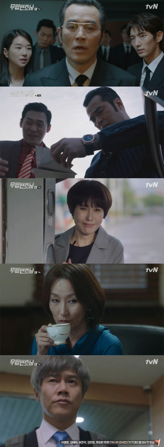 Lee Joon-gi - Lee Dae-yeon died in front of Seo Ye-ji and his birth mother Baek Joo-hee appeared.In TVNs Saturday Drama Lawless Lawyer, which was broadcast on the 2nd, Bong Sang-pil (Lee Joon-gi) - Hae Jae-i began a counterattack against Anoju.Lee Dae-yeon was freed from the pre-murder of the established market with the help of Bong Sang-pil (Lee Joon-gi) - Ha Jae-i (Seo Ye-ji).In particular, Woo Hyung-man regretted the evil he had done in the past as his wife, who was battling, left the world, and anger toward Ahn Oh-ju was at the same time.Bong Sang-pil, Woo Hyung-man is tall, followed by Woo Hyung-man, who is chasing An-oh-ju. Woo Hyung-man recalled the past in Ha Jae-yis story, I owe my life too.In the past, I pointed the gun at Hajaes mother, but she could not kill her, I have a daughter, please live. She made a gun sound in the air and said, Get out of the old floor forever.If you break my word, all your family will die. Never forget it. Woo Hyung-man handed Ha Jae-yi the illegal corruption data of the past and said, I do not owe you anything.But Woo took the decisive evidence and photographs and went to An-o-ju to point the gun at him, but he was assaulted and detained because he could not shoot An-o-ju.Bong Sang-pil and Ha Jae-yi hit the established savings bank, the slush fund window of An-ohju, with data given by Woo Hyung-man, and Bong Sang-pil brought in prosecutor Chun Seung-beom (Park Ho-san).Bong Sang-pil, who said, I will make a bad relationship with Chun Seung-bum, who has a bad relationship with Bong Sang-pil, who sent him to prison, persuaded him to come down to the lawless city.Prosecutor Chun Seung-beom came down to the establishment and arrested the head of the savings bank to conduct an investigation, and with the recommendation of Bong Sang-pil, he worked with the head of a criminal factory (Kim Kwang-gyu) as an investigator.Cha Moon-sook (Lee Hye-young) ordered An Oh-ju to cut the waist, saying, Do not give a blank trust and hand it over to the fathers foundation.On the other hand, Cha Moon-sook tried to repent of Ha Jae-yi by using his intention to release the lawyers disciplinary punishment. Ha Jae-yi said, I will regret it.Ha Jae-yis living birth mother, Noh Hyun-joo (Baek Joo-hee), came in.Bong tried to save only Woo Hyung, who was imprisoned by An Oju, but he died. Woo Hyung-man said, Thank you for being my lawyer.An-oh finally found a cannon with the last remaining evidence to Woo Hyung-man and set it on fire.