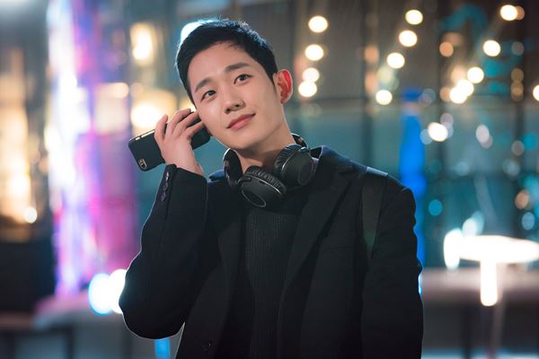Jung Hae In, who is floating around saying Seo Jun-hee is sitting here when he says that he has not escaped from the character yet.Thanks to it, I felt like Junhee in Drama walked out and told the story that he could not.The story behind his pretty sister was so interesting that it was an hour long.There is a god who confesses his love for his sister by drinking with Sun tiger in the play, and I think he took it after drinking a bottle of shochu, and it was not a red face but a real drink (laugh).The amount of alcohol increased while shooting, but it did not exceed the appropriate level so that it would not be avoided in the next scene. It was the biggest purpose when I was acting, and when I started reading a novel, I thought it was a lie, but I was in the story every time I turned it over.I think its true, and I am most proud of it. It seemed not to be a saying that he had sincerely acted: I can not tell you the misery and feeling of not really being able to do anything to a loved one.Jung Hae In recalled the scene where he saw Yun Jin-a, who had a new boyfriend, and said, It was really hard to pretend when I shot it.I got a script with the ending, which was a Sad ending at the beginning of the project, but it changed when the director insisted, You cant tear up such a beautiful couple.The director is such a romanticist. (laughs)Im frank with my feelings; I often express myself in action instead of being a bad horse.I have an experience of dating from my seniority to my younger age, and if I love, I do not think age is important, but as long as there is a beautiful precondition of love. 