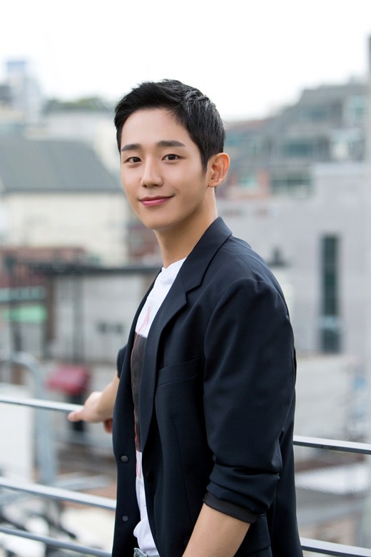 I met Actor Jung Hae In, who emerged as a national younger brother.This spring, every Friday and Saturday night, theres an Actor that has put women from all over the country in front of television.Jung Hae In, who played Seo Jun-hee, who cherished his lover Yoon Jin-ah more than anyone else in JTBCs Golden Earth Dramas Beautiful Sister (played by Kim Eun, director Ahn Pan-seok), and showed off his romantic and tough charm.On May 25, a week after the end of Jung Hae In, who was thrilled and saddened with the same heart as viewers, met at a cafe in Samcheong-dong, Jongno-gu, Seoul.He got a modifier such as Daese Actor and National Young Man with this drama, and he spent a happy and satisfying time throughout shooting so that he wanted to deny the ending fact.This is why I still can not take off the clothes of Seo Jun-hee.For Jung Hae In, The Pretty Sister Who Buys Good Bob was the first starring film, so it was a burden itself that was worried about the responsibility that was exceptionally big and who would be the one who had accumulated the opponent Son Ye-jin.However, Jung Hae In, who was able to live perfectly as Seo Jun-hee until the end with Son Ye-jins words, If it is awkward, it is strange if it is strange, after the first shooting.For him, the pretty sister who buys rice well is a work that I want to see again after 20 years.Actor Jung Hae In. He has dreamed of this moment of interview. He conveys the day when his pleasant happiness was conveyed and he was full of laughter.Q. Drama is already over.I really want to deny it (laughing) because Ive been so happy. I think Ill be back to Jung Hae In. Its Junhee yet.Q. Hes a young man and a half. Whats your secret during that?Dont be. (Laughing) Im in my early 30s and Im burdened with saying that Im younger. Im not even in the middle of my beard these days.(Laughing) There is no secret, and I think positive mind and sleep are important. I felt that I could take a picture of Drama while sleeping so much this time.I slept in Haru for about seven or eight hours. Thanks to your consideration, Ive never filmed all the crews including Actor in Haru for more than 12 hours.I remember being surprised to hear the directors words that the average shooting time was 9 hours.Q. What sister was Son Ye-jin breathing together?I dont think I can describe her as a sister. I cant think of too many words when I put on a modifier.She was the most brilliant actor Ive ever seen, and she had the most energy and attitude to work on the field, and she was so smart that I had a lot of ideas.Youve made a lot of ad-libs. Im more than lucky to have you. I was a fateful partner. Q.It was the eyes of a man who really fell in love.It was hard to get out of Junhees role because it was acting.I think you have to spend your time alone to get out of the role. Learn songs, learn new things, travel.When I get back from New Chitose Airport, I want to take a short trip with Friend for two nights and three days, if I can schedule. (Laughs)Q.The scene where Junhee and Jina secretly hold hands under the table thrilled many women.I was too nervous on the air.Ive heard a lot from Friends since the show. You said you used to be in college. (Laughing) Youre a campus couple.I guess everyone had a lot of that experience. (Laughing)Q. I think I thought that I actually wanted to love while playing Junhee. How did you feel?I have to do a new work after that and meet another person in the process. Of course, if you do not think of love, you are lying.I think I need time to think slowly and organize myself now, and I need to work on organizing things that I missed from watching Drama from the first time rather than dating.I havent been able to rest since the end of the program, but Im still happy.Q. I ended up with a happy ending. I think I could do this if I was actually Jun-hee because the contents of the drama were so realistic.I felt that the most important thing was that the right timing should be right, and at some point I felt that I needed great courage.I think Junhee went to Jeju Island with great courage.After fighting like that, I went to the place and there must have been a fear of what if you do not accept me. Junhee is a really cool man.Q. Could I have gone to Jeju Island if it was actually Mr. Hains situation?I think I could be in love like Junhee. Well, if I loved you as much as I showed you in Drama, Id go.I was in a deep love relationship through a lot of adversity.Q. It took me five years to get to the current Actor Jung Hae In didnt have a moment of exhaustion.I think I am really happy just because I can do my work constantly and constantly. I have a greater passion for acting than a rookie.I felt that more people love me than I did then, so I thought I should play with more responsibility. I have not been a while, but I want to play it now.(Laughs)Q. I think youre happier than anyone these days.I am so happy and happy, and this time I am interviewing is a dream for me (laughing) and it is also a dream that I can freely speak my thoughts and pass them to many people through this place.I am grateful for all these lives I enjoy, the happiness of this triviality that I can walk from eating food to walking on both legs.Q. As I have received a lot of love and attention, there was a controversy at the last Baeksang Arts Awards ceremony.I thought you were interested in what I was doing and what I was saying, and I thought I should work with such a good burden and responsibility.It was the first such big awards ceremony, but I think I was overly nervous because I received the popular award or the award that the viewers gave by voting.Nevertheless, I should have been careful about the surroundings with my spare time, but I think I was not enough. I thought I should look around and look around in any future.I learned a lot about this.Q. Whats your future plan?First of all, I want to show you a new Jung Hae In as a good work as soon as possible, and I want to show you more through acting.My goal is to finish the planned fan meeting well these days. I want to give back to those who like me a lot and love me in a good way. (Photo: FNC Entertainment)news report