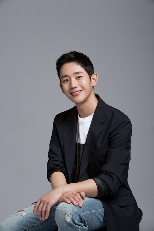 I met Actor Jung Hae In, who emerged as a national younger brother.This spring, every Friday and Saturday night, theres an Actor that has put women from all over the country in front of television.Jung Hae In, who played Seo Jun-hee, who cherished his lover Yoon Jin-ah more than anyone else in JTBCs Golden Earth Dramas Beautiful Sister (played by Kim Eun, director Ahn Pan-seok), and showed off his romantic and tough charm.On May 25, a week after the end of Jung Hae In, who was thrilled and saddened with the same heart as viewers, met at a cafe in Samcheong-dong, Jongno-gu, Seoul.He got a modifier such as Daese Actor and National Young Man with this drama, and he spent a happy and satisfying time throughout shooting so that he wanted to deny the ending fact.This is why I still can not take off the clothes of Seo Jun-hee.For Jung Hae In, The Pretty Sister Who Buys Good Bob was the first starring film, so it was a burden itself that was worried about the responsibility that was exceptionally big and who would be the one who had accumulated the opponent Son Ye-jin.However, Jung Hae In, who was able to live perfectly as Seo Jun-hee until the end with Son Ye-jins words, If it is awkward, it is strange if it is strange, after the first shooting.For him, the pretty sister who buys rice well is a work that I want to see again after 20 years.Actor Jung Hae In. He has dreamed of this moment of interview. He conveys the day when his pleasant happiness was conveyed and he was full of laughter.Q. Drama is already over.I really want to deny it (laughing) because Ive been so happy. I think Ill be back to Jung Hae In. Its Junhee yet.Q. Hes a young man and a half. Whats your secret during that?Dont be. (Laughing) Im in my early 30s and Im burdened with saying that Im younger. Im not even in the middle of my beard these days.(Laughing) There is no secret, and I think positive mind and sleep are important. I felt that I could take a picture of Drama while sleeping so much this time.I slept in Haru for about seven or eight hours. Thanks to your consideration, Ive never filmed all the crews including Actor in Haru for more than 12 hours.I remember being surprised to hear the directors words that the average shooting time was 9 hours.Q. What sister was Son Ye-jin breathing together?I dont think I can describe her as a sister. I cant think of too many words when I put on a modifier.She was the most brilliant actor Ive ever seen, and she had the most energy and attitude to work on the field, and she was so smart that I had a lot of ideas.Youve made a lot of ad-libs. Im more than lucky to have you. I was a fateful partner. Q.It was the eyes of a man who really fell in love.It was hard to get out of Junhees role because it was acting.I think you have to spend your time alone to get out of the role. Learn songs, learn new things, travel.When I get back from New Chitose Airport, I want to take a short trip with Friend for two nights and three days, if I can schedule. (Laughs)Q.The scene where Junhee and Jina secretly hold hands under the table thrilled many women.I was too nervous on the air.Ive heard a lot from Friends since the show. You said you used to be in college. (Laughing) Youre a campus couple.I guess everyone had a lot of that experience. (Laughing)Q. I think I thought that I actually wanted to love while playing Junhee. How did you feel?I have to do a new work after that and meet another person in the process. Of course, if you do not think of love, you are lying.I think I need time to think slowly and organize myself now, and I need to work on organizing things that I missed from watching Drama from the first time rather than dating.I havent been able to rest since the end of the program, but Im still happy.Q. I ended up with a happy ending. I think I could do this if I was actually Jun-hee because the contents of the drama were so realistic.I felt that the most important thing was that the right timing should be right, and at some point I felt that I needed great courage.I think Junhee went to Jeju Island with great courage.After fighting like that, I went to the place and there must have been a fear of what if you do not accept me. Junhee is a really cool man.Q. Could I have gone to Jeju Island if it was actually Mr. Hains situation?I think I could be in love like Junhee. Well, if I loved you as much as I showed you in Drama, Id go.I was in a deep love relationship through a lot of adversity.Q. It took me five years to get to the current Actor Jung Hae In didnt have a moment of exhaustion.I think I am really happy just because I can do my work constantly and constantly. I have a greater passion for acting than a rookie.I felt that more people love me than I did then, so I thought I should play with more responsibility. I have not been a while, but I want to play it now.(Laughs)Q. I think youre happier than anyone these days.I am so happy and happy, and this time I am interviewing is a dream for me (laughing) and it is also a dream that I can freely speak my thoughts and pass them to many people through this place.I am grateful for all these lives I enjoy, the happiness of this triviality that I can walk from eating food to walking on both legs.Q. As I have received a lot of love and attention, there was a controversy at the last Baeksang Arts Awards ceremony.I thought you were interested in what I was doing and what I was saying, and I thought I should work with such a good burden and responsibility.It was the first such big awards ceremony, but I think I was overly nervous because I received the popular award or the award that the viewers gave by voting.Nevertheless, I should have been careful about the surroundings with my spare time, but I think I was not enough. I thought I should look around and look around in any future.I learned a lot about this.Q. Whats your future plan?First of all, I want to show you a new Jung Hae In as a good work as soon as possible, and I want to show you more through acting.My goal is to finish the planned fan meeting well these days. I want to give back to those who like me a lot and love me in a good way. (Photo: FNC Entertainment)news report