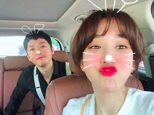 Jung Ryeo-won posted a picture on his instagram on the 2nd with an article entitled Yo ~ Man!!Jung Ryeo-won in the public photo is shooting Selfie with actor Jang Hyuk who is appearing in the drama Oil Melody together.The two turned into rabbits using cell phone applications, boasting a cute charm and attracting Eye-catching.Meanwhile, Jung Ryeo-won and Jang Hyuk are appearing on SBS drama Oil Melo.