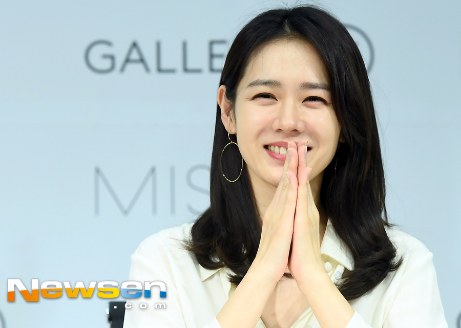 The Actor Son Ye-jin signing ceremony was held at the Missa Flagship Store in Seocho-dong, Seocho-gu, Seoul, on the afternoon of June 1.Son Ye-jin poses on the day.On the other hand, Son Ye-jin played the role of Yun Jin-a in Bob-Sweet Sister, which ended on May 19, and showed Jung Hae In and real-life lover Chemie.Jung Yu-jin