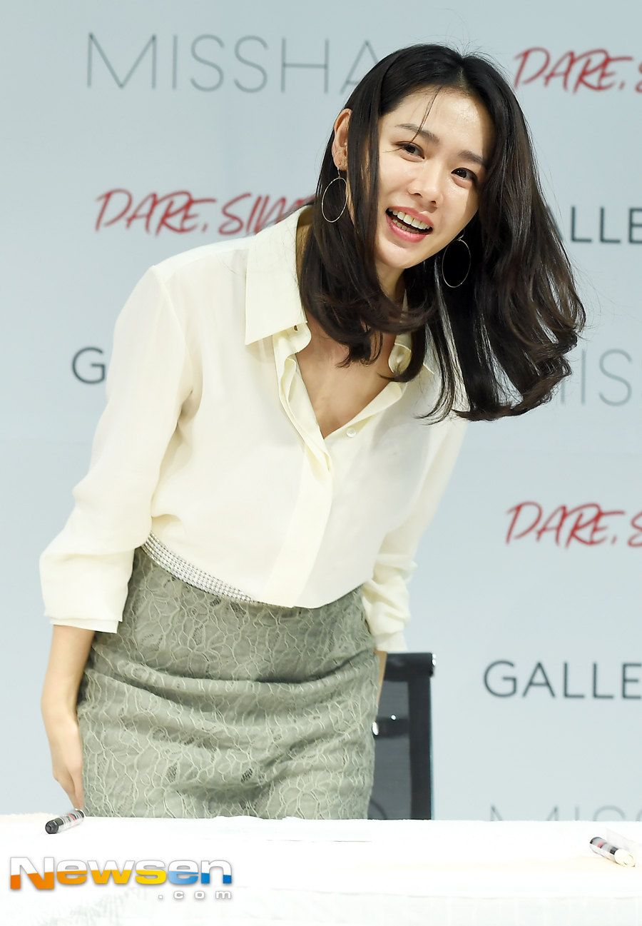 The Actor Son Ye-jin signing ceremony was held at the Missa Flagship Store in Seocho-dong, Seocho-gu, Seoul, on the afternoon of June 1.Son Ye-jin poses on the day.On the other hand, Son Ye-jin played the role of Yun Jin-a in Bob-Sweet Sister, which ended on May 19, and showed Jung Hae In and real-life lover Chemie.Jung Yu-jin