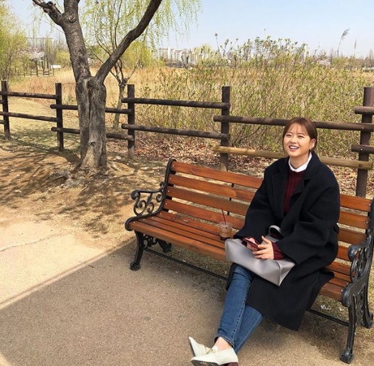 A clear smile from Go Ah-ra was captured.Actor Go Ah-ra posted an article and photo on his instagram on June 2: Send a healthy Haru good Haru.In the photo, Go Ah-ra is sitting on the Chair and smiling brightly; Go Ah-ras small face and extraordinary leg length catch her eye; the lovely atmosphere is also impressive.kim ye-eun