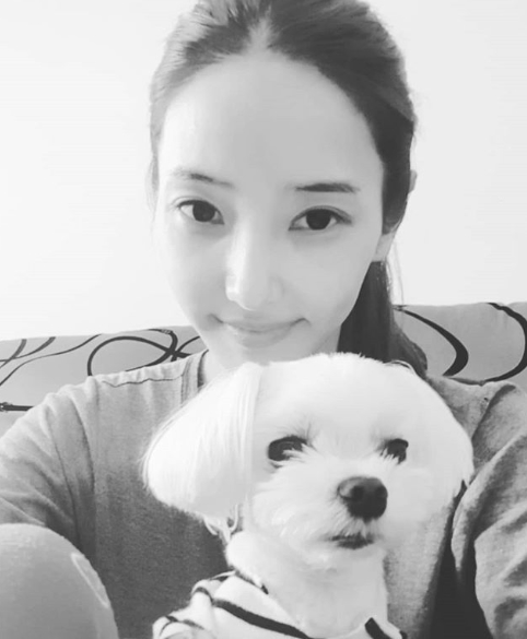Han Chae-youngs Selfie has been released.Actor Han Chae-young posted an article and a photo on his instagram on June 2, My own way, not my own.Han Chae-young in the photo is proud of her Beautiful looks with her Pet in her arms. Han Chae-youngs brilliant eyes, half of her face, steal her gaze.kim ye-eun