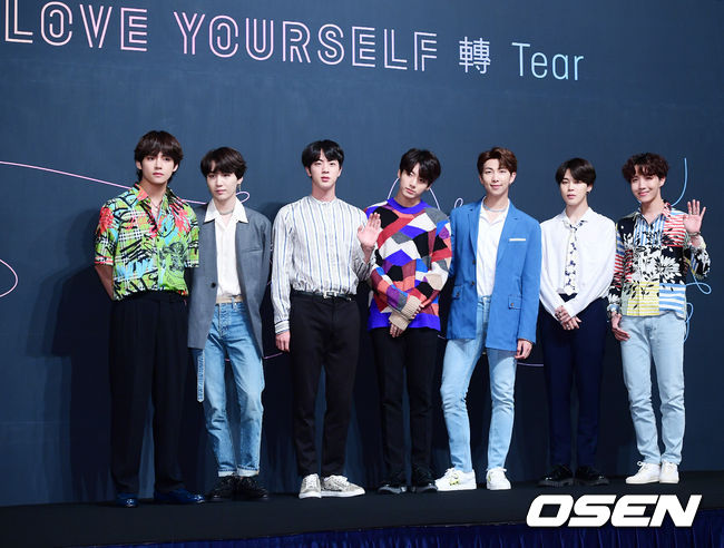Midnight BTS added the top trophyBTS topped the list with a new song Fake Love (FAKE LOVE) on MBCs Show! Show! Music Core which aired on the afternoon of the 2nd.This resulted in the Solo Day seven-time king.BTS is already achieving seven-time king with Fake Love. SBS popular song, Show!Music Core and cable channel Mnet M Countdown are continuing to be ranked first.Thank you so much for being number one. Thank you for making me score. I will continue to be with you, BTS said.In particular, BTS achieved a top score of 1000 points, attracting attention. On the first day of Music Bank, it ranked first with 1,5019 points.Fake Love is a song by an aunt hip hop genre in which Grunge Rock guitar sound and grubby trap beats create a strange gloomy, and you can feel the dark sensibility of BTS.It contains the contents of realizing that the love that I thought was fate was a lie. I can feel the energy unique to BTS, sad but sad by putting the emotion of parting in unique lyrics and sound.BTS is writing a milestone since the announcement of Tear on its regular 3rd album LOVE YOURSELF on the 18th of last month.This album exceeded 1 million copies of the first quarter of release and became the second million seller of BTS.In addition, LOVE YOURSELF Tear also set a record for the top spot on the US Billboard main chart Billboard 200.It is the first time in 13 years that an album that is not English has reached No. 1 in English, and it is the first among K-pop singers.The title song Fake Love is a BTS that is reaching 10th place on the Billboard Hot 100 chart and achieving another new record.On this day, SHINee and AOA, red puberty and Samuels comeback stage and Pristins unit Pristin Vs DeV stage were also followed.SHINee, who has returned for a long time, has completed their own colored stage with sophisticated music.SHINees new song Derryer is an electronic pop song with a sophisticated sauce that gives a refreshing feeling. It features an addicted chorus, a unique composition, and a drop with catharsis.The vocal melody that sampled 112 Cupid, famous for the Slow Jam R&B group in the 90s, was added to make it feel different from the original song, as well as the world-renowned production team The Fliptones participated in composition and arrangement, and member keys and Minho participated in rapmaking.The AOA delivered energy in the form of Summer Queen in the summer.The new album, released for the first time since the withdrawal of the super-a, has an added Melody and bright and healthy energy that has more abundantly completed the charm of the AOA.Bingle Bangle is a retro song influenced by modern funky pop, and it reveals the health and bright energy of AOA.The whistle and the cool guitar sound on a strong beat meet with the addicted strong chime that is wound in the ears everywhere and it is no better than to be a killing part from beginning to end.The red-eyed puberty gave me the pleasure of listening to the new song Travel. Travel is a busy and breathtaking everyday life, and now I want to leave somewhere.A trip I want to present to all the youth who have been exhausted.Everywhere in the world, I always fly freely, and I hope to find the most beautiful light of each person in it.Samuel released the stage for his new song Tinizer.Tinizer is a song of Future Pop genre, which is a work of Brave Entertainments head Brave Brother and producer team Tu Champ for Samuel. It has dark and intense musical colors along with the feelings and emotions of teenagers living in the present, and contains a message to live as I for Me of teenagers living in the present.Pristin V was another attraction to Pristin. Pristin Vs unique atmosphere and performance were impressive.The title song Your Own is an impressive song with a message of freedom and candidness that gets what you want without hesitation. It is a ratchet-based R & B pop genre that Pristin did not try before.On the other hand, Show! Show!Music Core appeared SHINee, AOA, BTS, Red Puberty, Samuel, Pristin V, Bigton, Cross Jean, N.Flying, Dream Catcher, KHAN, The Eastlight, Tupo K, and NTB.MBC broadcast screen capture