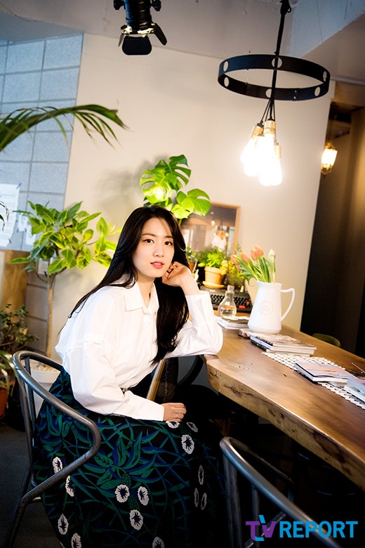 Actor Hyoyoung poses in an interview with him.Hyoyoung played the role of Yoon Na Kyung, wife of Sung Ja-hyun and Jinyang Sejo of Joseon in the recently-released TV drama Sejo of Joseon - Drawing Love.Hyoyoung Beautiful looks KonyasporaHyoyoung visuals full of maturityHyoyoung long straight-haired herHyoyoung still has a pretty faceHyoyoung Holic on Clear Beautiful LooksHyoyoung a standout charm spotHyoyoung fascinational atmosphereHyoyoung Lights in Beautiful LooksHyoyoung Self-illumination Beautiful looks