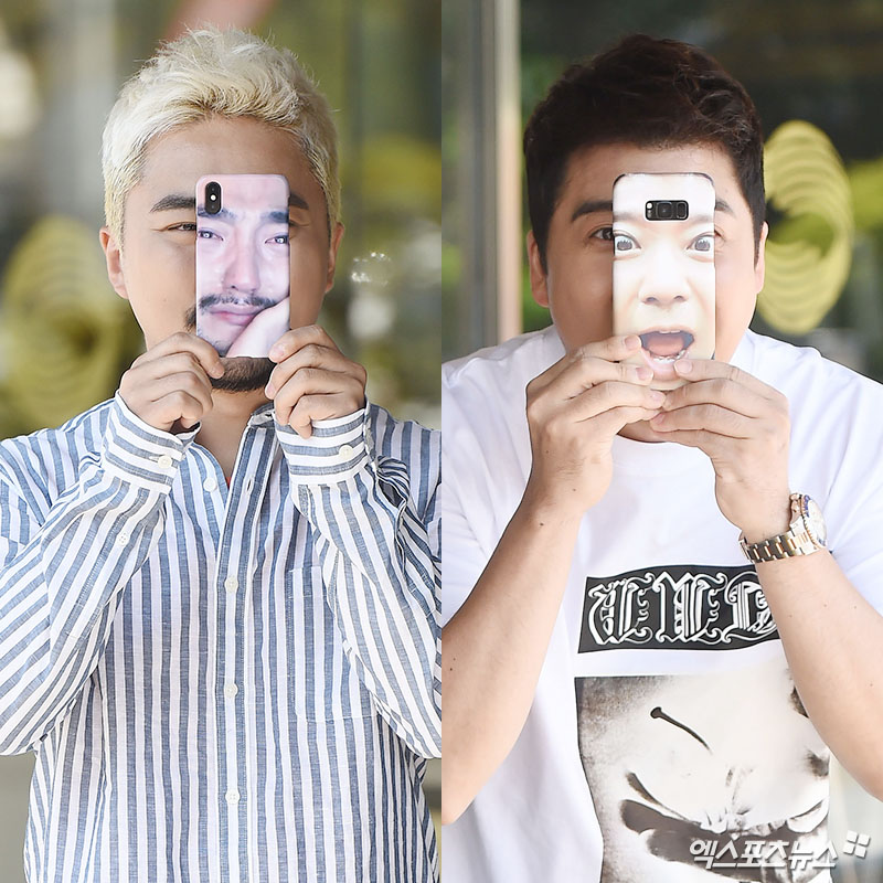 Yoo Byung-jae and Jun Hyun-moo, who attended the rehearsal of KBS2 Happy Together 3 held at KBS annex in Yeouido-dong, Seoul on the 2nd, are posing on their way to work.