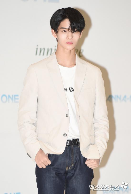 Wanna One Bae Jin Young suffered a minor injury during the Concert.On the 2nd, the Wanna One World Tour ONE: THE WORLD was held at the Seoul Highland Sky Dome.On the day, Bae Jin Young suffered an ear injury due to wearing an in-ear.On this day, Bae Jin Young was playing with Ong Seong-wu during the stage of Nayana.Among them, Bae Jin Young was injured in the ear due to the inair he was wearing; eventually, Bae Jin Young was found to have gone down the stage and received emergency measures.Ong Seong-wu wept at the sorry and apologized, saying he was sorry.Fortunately, Bae Jin Young, who confirmed that there was no abnormality in his ears and eardrums, came back on stage and hugged Ong Seong-wu; Im sorry to worry.It is okay. The fans also felt worried and relieved. Since then, Concert has been proceeding normally without any problems.In this regard, an official from the company Swing Entertainment said, As a result of the confirmation, it was a slight scratch on the in-ear, not a major injury.Ong Seong-wu is also sorry; fortunately there is no problem with Bae Jin Youngs future schedule digestion, he said.Meanwhile, Wanna Ones domestic concert will continue until the 3rd.It also has a total of 18 World Tours in 13 cities, including San Jose, Dallas, Chicago, Atlanta, Singapore, Jakarta, Kuala Lumpur, Hong Kong, Bangkok, Melbourne, Taipei and Manila.Photo = DB