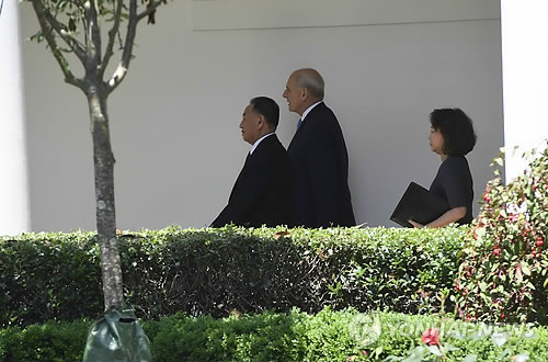 북한 김영철, 백악관 도착…곧 트럼프에 김정은 친서 전달 (워싱턴DC AFP=연합뉴스) 미국을 방문 중인 김영철 북한 노동당 대남담당 부위원장 겸 통일전선부장이 1일(현지시간) 오후 1시 8분께 수도 워싱턴DC의 백악관에 도착했다.      검은색 SUV 차량에 탄 김 부위원장은 오후 1시 12분께 백악관 경내 집무동 앞에 내렸다. 김 부위원장은 곧바로 도널드 트럼프 대통령을 예방, 김정은 국무위원장의 친서를 전달한다. 사진은 백악관 건물 밖에서 기다리던 존 켈리(가운데) 백악관 비서실장이 김영철(왼쪽)을 안내해 함께 대통령 집무실 쪽으로 향하는 모습.      bulls@yna.co.kr