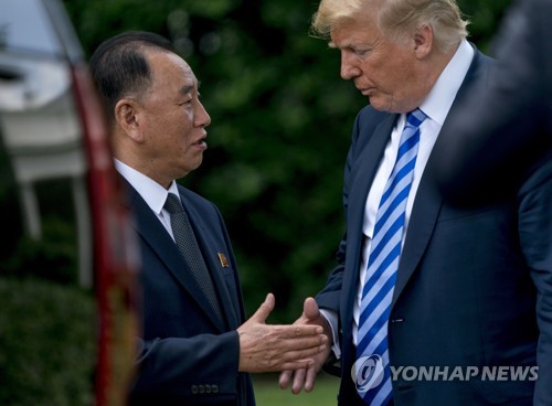 (워싱턴DC AP=연합뉴스) 1일 오후(현지시간) 백악관을 방문한 김영철 북한 노동당 대남담당 부위원장 겸 통일전선부장(왼쪽)을 접견한, 도널드 트럼프 미국 대통령(오른쪽)이 면담을 마친 뒤 집무동 밖에서 김 부위원장과 대화하고 있다.       이날 오후 1시 12분께 백악관에 도착한 김영철은 80분 가량 트럼프 대통령을 면담하고 김정은 국무위원장의 친서를 전달했다. 트럼프 대통령은 면담 후 기자들에게 "김정은 위원장이 비핵화에 전념하고 있는 것으로 믿는다"고 말했다.      bulls@yna.co.kr