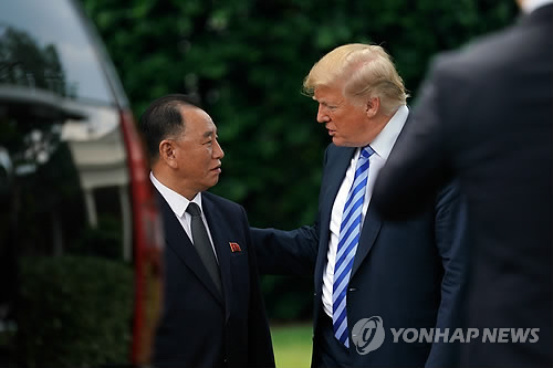 "김정은 위원장이 '비핵화' 전념하는 것으로 믿어요" (워싱턴DC AP=연합뉴스) 1일 오후(현지시간) 백악관을 방문한 김영철(왼쪽) 북한 노동당 대남담당 부위원장 겸 통일전선부장을 접견한, 도널드 트럼프(오른쪽) 미국 대통령이 면담을 마친 뒤 집무동 밖에서 김 부위원장과 대화하고 있다.       이날 오후 1시 12분께 백악관에 도착한 김영철은 80분 가량 트럼프 대통령을 면담하고 김정은 국무위원장의 친서를 전달했다. 트럼프 대통령은 면담 후 기자들에게 "김정은 위원장이 비핵화에 전념하고 있는 것으로 믿는다"고 말했다.