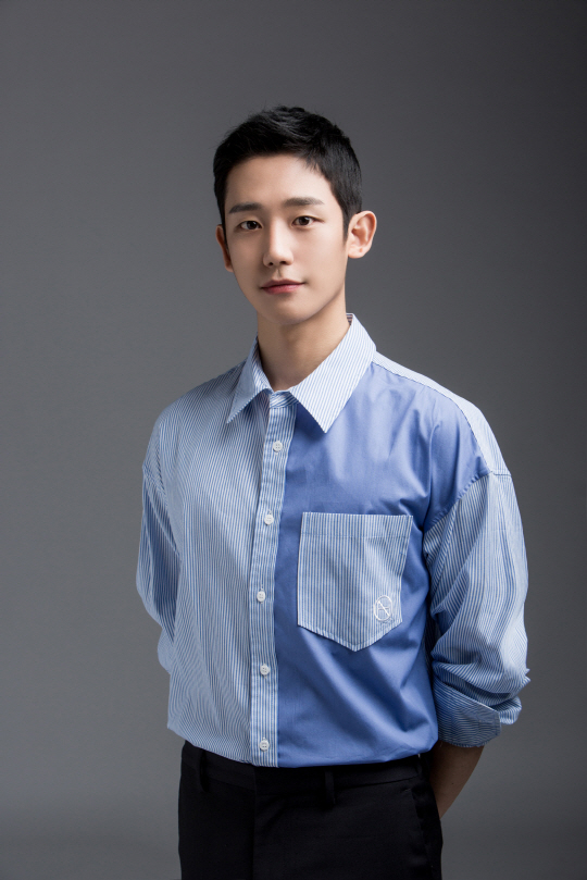 I met Actor Jung Hae In who finished JTBC gilt drama Bob Good Sister.Bobs pretty sister is a story about real love that two men and women who have been living in just knowing will fall in love.The work was a lyrical production by director Ahn Pan-seok, a very realistic script, and a great repercussions thanks to Son Ye-jin and Jung Hae Ins melodramatic chemistry.The work that cut the start with 4% (Nilson Korea, based on paid platform) was very popular with the highest audience rating of 7.3%.Jung Hae In, who played the role of Seo Jun-hee and showed a sparkling love, has been singing syndrome as a peoples younger son.Son Ye-jin, who worked together, also praised him as a good brother who buys rice well, and Actor who is expected to show up in the future.Even in the play, Junhee did calculate a lot: Sister Son Ye-jin is a sister who cant be expressed by any adjective; adding modifiers makes it too long and too many.The brisk, good, and passionate actors I have seen are the most advanced, acting attitude, and the energy that encompasses the field staff can not be expressed in any modifier.Theres intelligence and idea banks. Theres a lot of ideas in the adverbs and these parts. Weve been talking a lot.When I took a funny god with Al Kong, my sister gave me a lot of ideas.Her sister had made an ad-lib for her apologies, and the Planes kiss for the Planes was her idea.It was more than good luck to meet my sister, an untoldly fateful piece.Drama concluded a happy ending by visiting Yoon Jin-ah (Son Ye-jin) to Jeju Island by Seo Jun-hee (Jung Hae In).So what if it was actually Jung Hae In?If I had loved as much as I had shown in Drama, I would have gone; I loved it so deeply and showed it that I tried to overcome any adversity and to do my parents objections.I am a frank type of emotional expression. I talk a lot. I do not speak so well, so I express it in action.I felt that I had to express myself in words while doing Drama. I never did that in a relationship.When I think about it, when a woman and a man love, it is not so good at the beginning when they become lovers.I want to stay together and I want to see and I want to hold my hand and I was so sympathetic. If you are 100% immersed in the character, it is difficult to get out of the afterlife even after the shooting is over.Its hard, you have to get out; youre immersed and focused, so I think you need time to get out of Seo Jun-hee and go back to Jung Hae In.Now I want to take my time and get new things Actor. I want to get some songs. I want to travel.I do not think I will be interested in real love because I have done such a sweet melody.I have to do new work and meet new people. If you cant think of love, its a lie.I can see its fake as soon as I lie. Im taking time to watch it. Im the first Drama star, and I need time to organize myself.I still need to see this drama again from the first inning rather than romance. It seems that it is necessary to relive the good and the lack.Im going to come back to Jung Hae In, which is really objective, and Im happy that I havent had a day off since Drama was over.I want to pick my next film as soon as possible and show it as a quick act. I still have a lot open.Im reading all the scenarios of different genres, and I still need to read a lot of books because Im not enough for myself, so Ive accumulated about fifty books that my fans have given me.I want to read it calmly because I have room. Photos