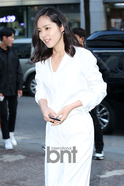 Actor Han Ga-in attended the OCN Saturday drama Mistresses Party with staff at the Yeouido Mokwoochon Garden in Yeongdeungpo-gu, Seoul on the afternoon of the 3rd.Han Ga-in attracted Eye-catching with still-clean beautiful looks.The Goddess on Yeouido.Is that your mother?Clean Beauty.news report
