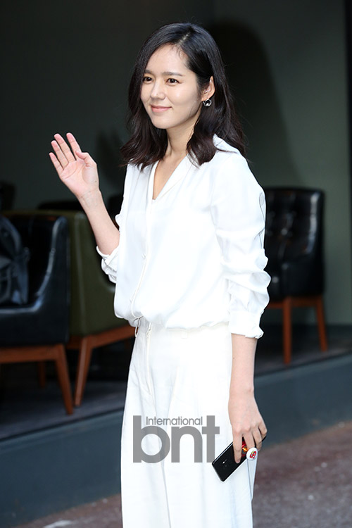 Actor Han Ga-in attended the OCN Saturday drama Mistresses Party with staff at the Yeouido Mokwoochon Garden in Yeongdeungpo-gu, Seoul on the afternoon of the 3rd.Han Ga-in attracted Eye-catching with still-clean beautiful looks.The Goddess on Yeouido.Is that your mother?Clean Beauty.news report