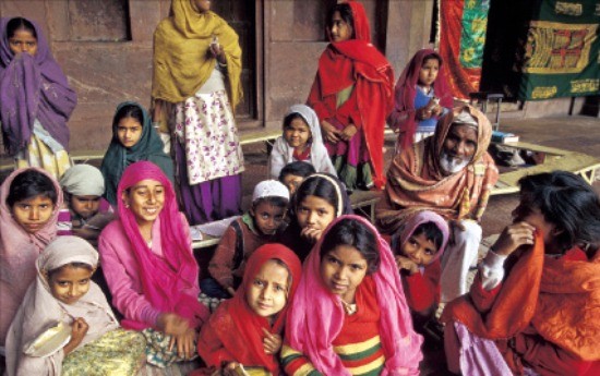아그라성에서 코란을 공부하는 인도 어린이들.