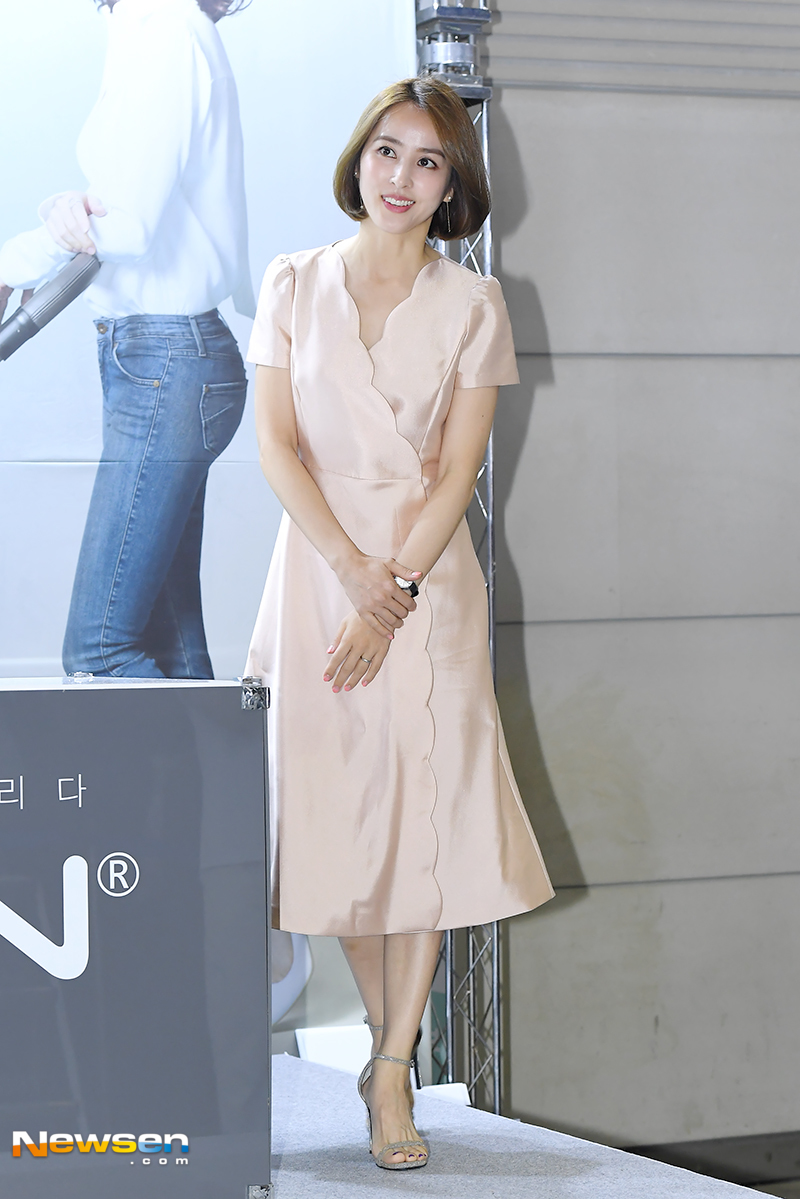 The Lian Fan signing event was held on June 2 at KINTEX, Donghwa-dong, Ilsan-gu, Goyang-si, Gyeonggi-do.Actor Han Hye-jin attended the ceremony.yun da-hee
