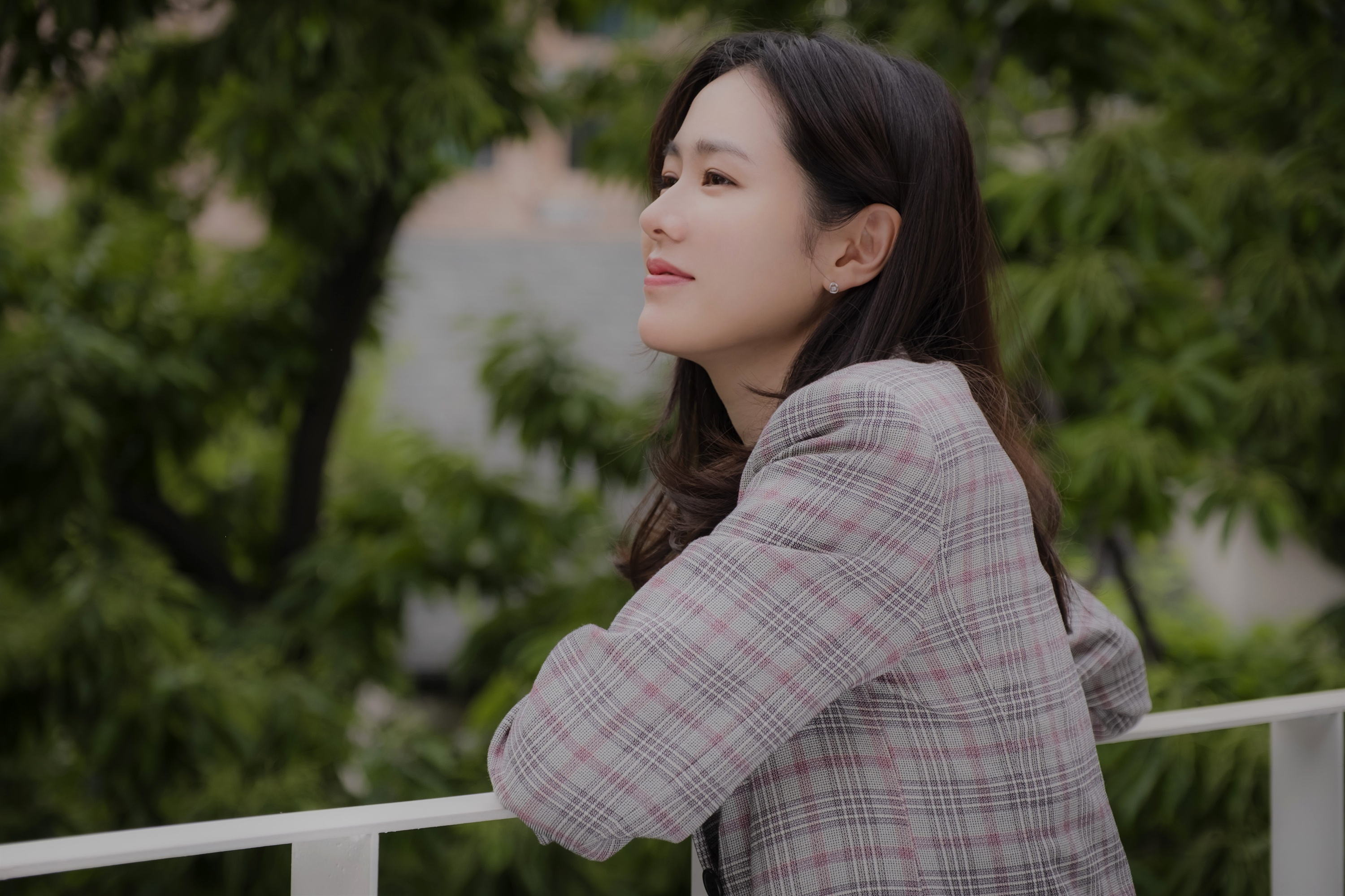 Many viewers complained when the early Jin-ah (Son Ye-jin) of JTBCs Bob-Savoury Sister and Jun-hee (Jeong Hae-in)s Pumpy and Al-Kong-dal-kong love god ended too soon.One of the biggest complaints of viewers, especially, was the frustration of the character Jin-ah.In fact, Im not quite sure what the character Jin-a is like, as the person (laughing) Son Ye-jin is not yet familiar with Son Ye-jin.Jina seems to be a good Savoie person, and Jina was the one who did not want to hurt anyone even though Jinas Choices may have hurt someone.Jina doesnt talk candidly, though she would have been more comfortable to be honest. The characters weve seen grow rapidly through pain.Thats what we want to see, but Im not sure if one person actually grows so big, living and loving.I thought it was human to repeat the same mistake. Jina is a person who has been growing for 16 parts. Maybe she came back from Jeju Island and became harder?I think (the director and the writer) wanted to talk about love ending without clearly recognizing the end of love; usually the works show more clearly.This is why it hurts, it hurts, and it finally breaks up. It is so concrete that Junhee and Jina are over without knowing when to end.When we love and break up, the day we said Lets break up isnt the day we broke up soon - the cracks are starting, and this Drama showed it well.I did not fall in love with the other person, but it felt very sick and realistic to end up doing different Choices. Jinah is real... so sad.- The reason for unrealistic was controversial because Jin-ah was kneeling. It is said that it is true to kneel down to allow love in front of parents.One of your acquaintances is a woman in her mid-thirties who said she was crying when she tried to speak out in front of her parents while she was dating against the opposition of the family.I thought it would be a good story. Jina could not shed tears. - Eventually, many viewers expressed regret at the end of the resignation. Yes. The reality is so. I was so sad to hear that story.Legally, it takes years for the workplace and Victims to fight, and in the meantime Victims often collapses.The director said, Jinah lasted for this time. It is hard to tell how painful the moment Jina went to resign was.- There is a change in Son Ye-jin as he Acts the character Yoon Jin-ah. The visibility has become wider.The character in the drama throws the ambassador, but I want to let the viewers know that there are various situations, not just the ambassador, and I want to express it as an actor.But Jina had many points that she could not express, and there were situations where she could not talk about it, and she seemed to have had a new experience when she met Jina. - Son Ye-jin seems to be having similar troubles with Jin-ah when he looks at Jin-ah. What do you think when Son Ye-jin looks at Jin-ah?Im a lot of Savoie honest, so even if your opponent is hurt, Im honest. Honestness may be selfish, but it can be an advantage.On the other hand, Jina is a swallower, so it is not until 16 times that Junhee tells his story, Do you know how I lived?There were moments when that was salty and in some ways I wanted to do these Choices too.- Son Ye-jin said that he was honest, and Jin-a said he swallowed. But did Jin-ah take the hand of Jun-hee under the table first?The scene was an improvisational ad-lib: Savoie is rare when a director gives specific instructions on the spot; the action line is tailored naturally according to the circumstances.I didnt think of it at home, and when I came to the scene, I grabbed my hand and drank bottled beer. I dont think Id actually be able to Oh! What if the other person shakes it off.Acting is risking his life.- Director Ahn Pan-seok once compared Son Ye-jins Acting to Muhammad Ali, saying that the scene coming to the filming scene to act is like a boxer on the ring. (laughing) actors will have different ways of mind control, each one of them might say, Where is that? but I sometimes want to say, Am I too spooky?Its funny and amazing when you talk about it. When I take an important god, I wash my hands in the bathroom and think about it.I feel what it will be like to disinfect my hands before the surgeons do the surgery, and when I wash my hands and go to the scene soon, I have to take the god.No one helps me on the spot. I have to fight alone, thoroughly and alone. I was always surprised that the coach had said it.When Im on Acting, I feel like Im risking my life in a way, this is all I really am, so I try hard, it happens: Lets work hard!Its not, its making you work hard.- The first criterion for Choicesing scenario is also new? Yes. I did not try.Even if it is the same genre, I want to continue to do stories that I have not done, characters that I have not dealt with. - Son Ye-jin has a equation called Meloquin. What do you think of it? I think Ive done melodies for a long time.The orthodox melodrama, which was the first time since the Eraser in My Head, had been more than a decade and had recently been the melodrama of Shark, but Shark was a Drama that showed more different things (than Melo).I felt like I had taken a melodrama for a long time, and then I did this drama. Later, I would like to shoot movies like The Bridge of Madison County and Hwa Yang Yeonhwa.Acting risked his life... and no ones helping me.