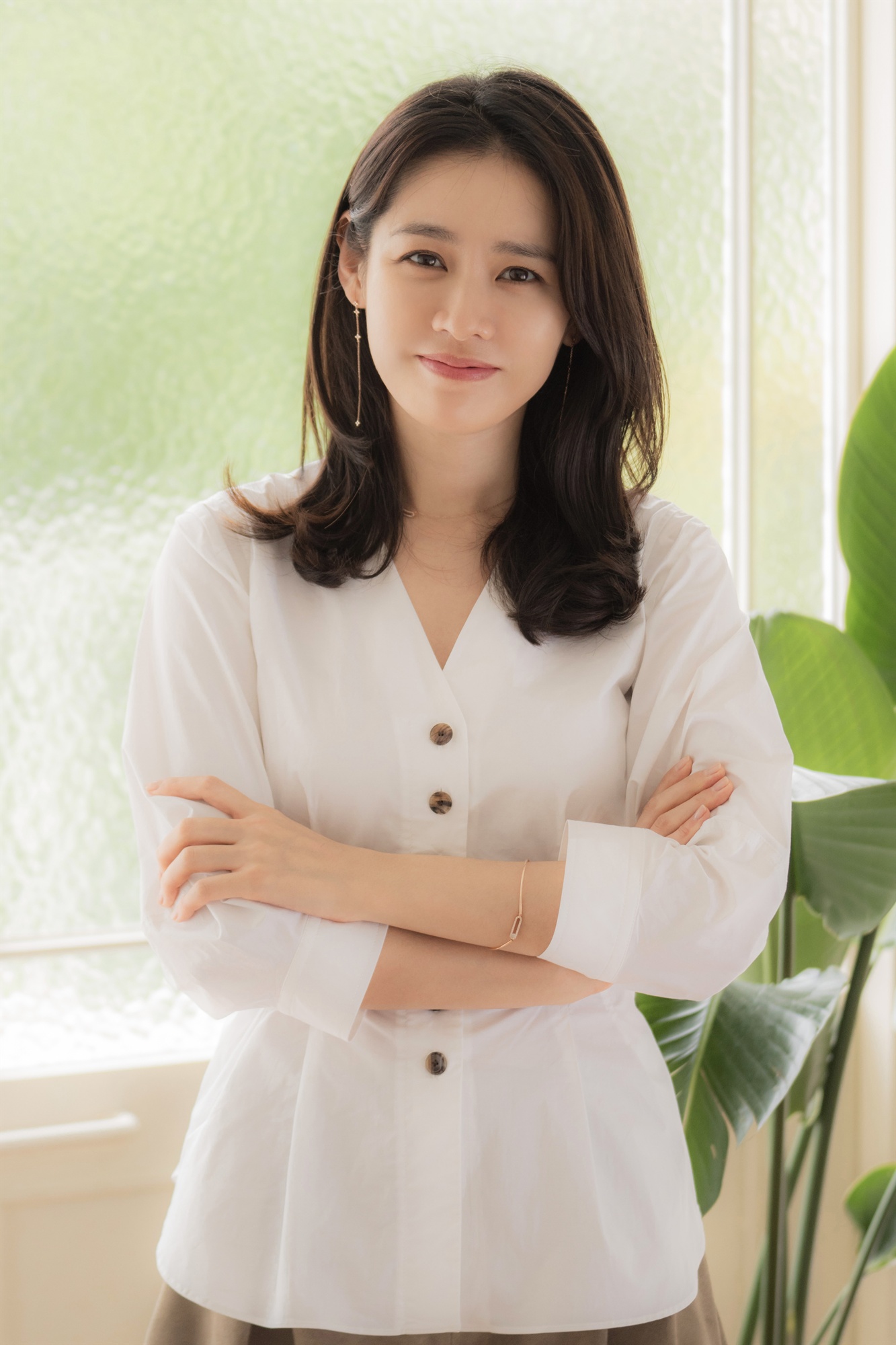 Son Ye-jin Jin-ah kneeling for love... sad because its realistic Many viewers complained when the early Jin-ah (Son Ye-jin) of JTBCs Bob-Savoury Sister and Jun-hee (Jeong Hae-in)s Pumpy and Al-Kong-dal-kong love god ended too soon.One of the biggest complaints of viewers, especially, was the frustration of the character Jin-ah.In fact, Im not quite sure what the character Jin-a is like, as the person (laughing) Son Ye-jin is not yet familiar with Son Ye-jin.Jina seems to be a good Savoie person, and Jina was the one who did not want to hurt anyone even though Jinas Choices may have hurt someone.Jina doesnt talk candidly, though she would have been more comfortable to be honest. The characters weve seen grow rapidly through pain.Thats what we want to see, but Im not sure if one person actually grows so big, living and loving.I thought it was human to repeat the same mistake. Jina is a person who has been growing for 16 parts. Maybe she came back from Jeju Island and became harder?I think (the director and the writer) wanted to talk about love ending without clearly recognizing the end of love; usually the works show more clearly.This is why it hurts, it hurts, and it finally breaks up. It is so concrete that Junhee and Jina are over without knowing when to end.When we love and break up, the day we said Lets break up isnt the day we broke up soon - the cracks are starting, and this Drama showed it well.I did not fall in love with the other person, but it felt very sick and realistic to end up doing different Choices. Jinah is real... so sad.- The reason for unrealistic was controversial because Jin-ah was kneeling. It is said that it is true to kneel down to allow love in front of parents.One of your acquaintances is a woman in her mid-thirties who said she was crying when she tried to speak out in front of her parents while she was dating against the opposition of the family.I thought it would be a good story. Jina could not shed tears. - Eventually, many viewers expressed regret at the end of the resignation. Yes. The reality is so. I was so sad to hear that story.Legally, it takes years for the workplace and Victims to fight, and in the meantime Victims often collapses.The director said, Jinah lasted for this time. It is hard to tell how painful the moment Jina went to resign was.- There is a change in Son Ye-jin as he Acts the character Yoon Jin-ah. The visibility has become wider.The character in the drama throws the ambassador, but I want to let the viewers know that there are various situations, not just the ambassador, and I want to express it as an actor.But Jina had many points that she could not express, and there were situations where she could not talk about it, and she seemed to have had a new experience when she met Jina. - Son Ye-jin seems to be having similar troubles with Jin-ah when he looks at Jin-ah. What do you think when Son Ye-jin looks at Jin-ah?Im a lot of Savoie honest, so even if your opponent is hurt, Im honest. Honestness may be selfish, but it can be an advantage.On the other hand, Jina is a swallower, so it is not until 16 times that Junhee tells his story, Do you know how I lived?There were moments when that was salty and in some ways I wanted to do these Choices too.- Son Ye-jin said that he was honest, and Jin-a said he swallowed. But did Jin-ah take the hand of Jun-hee under the table first?The scene was an improvisational ad-lib: Savoie is rare when a director gives specific instructions on the spot; the action line is tailored naturally according to the circumstances.I didnt think of it at home, and when I came to the scene, I grabbed my hand and drank bottled beer. I dont think Id actually be able to Oh! What if the other person shakes it off.Acting is risking his life.- Director Ahn Pan-seok once compared Son Ye-jins Acting to Muhammad Ali, saying that the scene coming to the filming scene to act is like a boxer on the ring. (laughing) actors will have different ways of mind control, each one of them might say, Where is that? but I sometimes want to say, Am I too spooky?Its funny and amazing when you talk about it. When I take an important god, I wash my hands in the bathroom and think about it.I feel what it will be like to disinfect my hands before the surgeons do the surgery, and when I wash my hands and go to the scene soon, I have to take the god.No one helps me on the spot. I have to fight alone, thoroughly and alone. I was always surprised that the coach had said it.When Im on Acting, I feel like Im risking my life in a way, this is all I really am, so I try hard, it happens: Lets work hard!Its not, its making you work hard.- The first criterion for Choicesing scenario is also new? Yes. I did not try.Even if it is the same genre, I want to continue to do stories that I have not done, characters that I have not dealt with. - Son Ye-jin has a equation called Meloquin. What do you think of it? I think Ive done melodies for a long time.The orthodox melodrama, which was the first time since the Eraser in My Head, had been more than a decade and had recently been the melodrama of Shark, but Shark was a Drama that showed more different things (than Melo).I felt like I had taken a melodrama for a long time, and then I did this drama. Later, I would like to shoot movies like The Bridge of Madison County and Hwa Yang Yeonhwa.Acting risked his life... and no ones helping me.