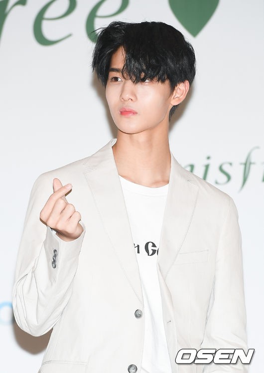 Wanna One Bae Jin Young, who suffered an ear injury during Concert, will digest the schedule as scheduled after first aid.Bae Jin Young was injured in an ear injury when he hit a member during the Wanna One overseas tour concert One: The World held at Gocheok Sky Dome in Guro-gu, Seoul on the 2nd.Bae Jin Young returned to the stage after an urgent hemostasis and finished the Concert; it was later revealed that he had received additional medical treatment at the hospital.The diagnosis results are fortunate that there is no abnormality in the eardrums, so the injured area can be applied without stitching.We have completed tetanus injections and antibiotic prescriptions through medical treatment. However, it is unlikely to wear earphones and earphones in the injured ears for the time being.An official said, Until the injury is healed, it is impossible to use the earphone in the right ear between One Week, and after that, it seems that one Week should use a normal earphone.Wanna One will continue the Concert until March 3; Bae Jin Young is also not a major injury, so he will participate in the Concert as scheduled.Meanwhile, Wanna One will make a comeback on Monday with the release of her special album 1x=1 (UNDIVIDED).The title song Golden Age will be released with the album containing the unit songs of your team including Give me.DB