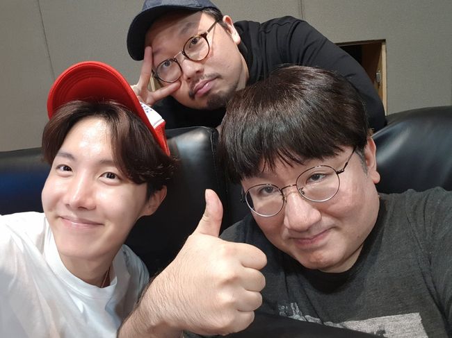Big Hit Bang Si-Hyuk CEO left a friendly shot with BTS Jay-hop, who was full of praise and affection for the artist he had raised.Bang Si-Hyuk representative said on his SNS on the 3rd, Billboard No. 1 singer and one!# Dream #Familys Honor # Hobby # Vitis and posted a picture.In the photo, Bang Si-Hyuk poses affectionately with BTS member Jay Hop and Big Hits representative producer, Piddock, whose modest appearance without a toilet is eye-catching.Representative Bang Si-Hyuk succeeded in making BTS, which he produced, a Billboard singer.BTS won the #1 spot on the US Billboard 200 chart and #10 on the Billboard Hot 100 chart with its new album Love Yourself: Former Tier released last month.Bang Si-Hyuk, CEO, humbly said the success factor of BTS was because the members had been working hard on their stories since their debut.BTS also credited all its glory to Ammy fans around the world.On the other hand, BTS appeared on SBS 8 News broadcast on the 3rd and said, When I heard the news that it was the first Billboard, I did not feel it.I am now celebrating a lot around me, so I feel a little bit real. He said he would repay me with better music and performance.Bang Si-Hyuk SNS