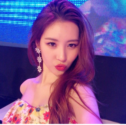 Singer Sunmi has a sexy charm.Sunmi posted a picture on his Instagram on the 3rd with an article entitled Selfie on a stage.In the open photo, Sunmi gave a point with flower Earring wearing a floral tube top costume.The look of the lips and the hair that naturally sweeps back make Sunmi look sexy.On the other hand, Sunmi has hit the Gashina and The Main character in succession and has established himself as a domestic solo singer.