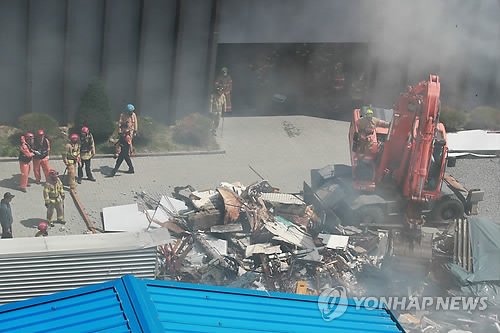 용산 상가 건물 붕괴  (서울=연합뉴스) 홍해인 기자 = 3일 낮 12시 35분께 서울 용산구 한강로 2가 4층짜리 상가 건물이 무너졌다. 건물 붕괴 현장에서 119구조대원들이 수색 작업을 벌이고 있다. 2018.6.3  hihong@yna.co.kr  (끝)