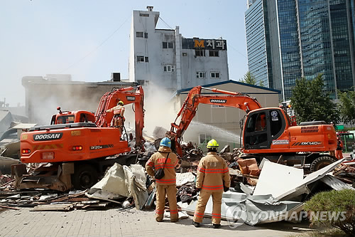'붕괴' 용산 상가 건물 잔해 정리 작업  (서울=연합뉴스) 홍해인 기자 = 3일 낮 12시 35분께 서울 용산구 한강로 2가 4층짜리 상가 건물이 무너졌다. 건물 붕괴 현장에서 119구조대원들이 잔해 정리 작업을 벌이고 있다. 2018.6.3  hihong@yna.co.kr  (끝)
