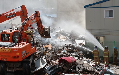 '붕괴' 용산 상가 건물 잔해 정리 작업 (서울=연합뉴스) 홍해인 기자 = 3일 낮 12시 35분께 서울 용산구 한강로 2가 4층짜리 상가 건물이 무너졌다. 건물 붕괴 현장에서 건물 잔해 정리 작업이 펼쳐지고 있다. 2018.6.3      hihong@yna.co.kr