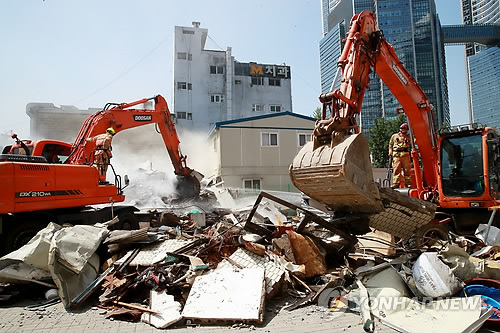 무너진 용산 상가 건물… 잔해 정리 한창 (서울=연합뉴스) 홍해인 기자 = 3일 낮 12시 35분께 서울 용산구 한강로 2가 4층짜리 상가 건물이 무너졌다. 건물 붕괴 현장에서 119구조대원들이 잔해 정리 작업을 벌이고 있다. 2018.6.3      hihong@yna.co.kr