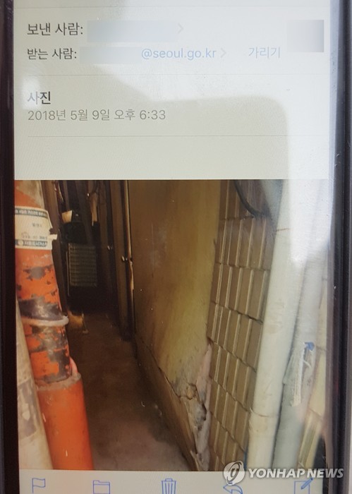 용산 붕괴 상가, 한 달 전부터 균열 등 붕괴 조짐 (서울=연합뉴스) 3일 붕괴된 서울 용산구 4층짜리 상가 건물에 한 달여 전부터 균열이 생기는 등 붕괴 조짐이 있었다는 거주자들의 증언이 이어지고 있다.      사진은 붕괴 건물 세입자 정모 씨가 최근 촬영해 용산구청에 메일로 보낸 사진. 2018.6.3 [붕괴 건물 세입자 정모씨 제공=연합뉴스]      photo@yna.co.kr