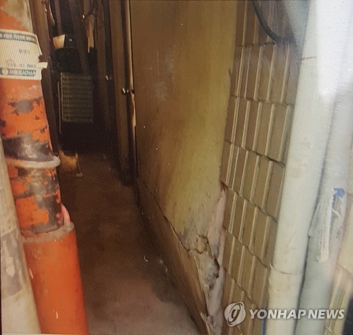 용산 붕괴 상가, 한 달 전부터 균열 등 붕괴 조짐 (서울=연합뉴스) 3일 붕괴된 서울 용산구 4층짜리 상가 건물에 한 달여 전부터 균열이 생기는 등 붕괴 조짐이 있었다는 거주자들의 증언이 이어지고 있다.      사진은 붕괴 건물 세입자 정모 씨가 최근 촬영해 용산구청에 제출한 사진. 2018.6.3 [붕괴 건물 세입자 정모씨 제공=연합뉴스]      photo@yna.co.kr