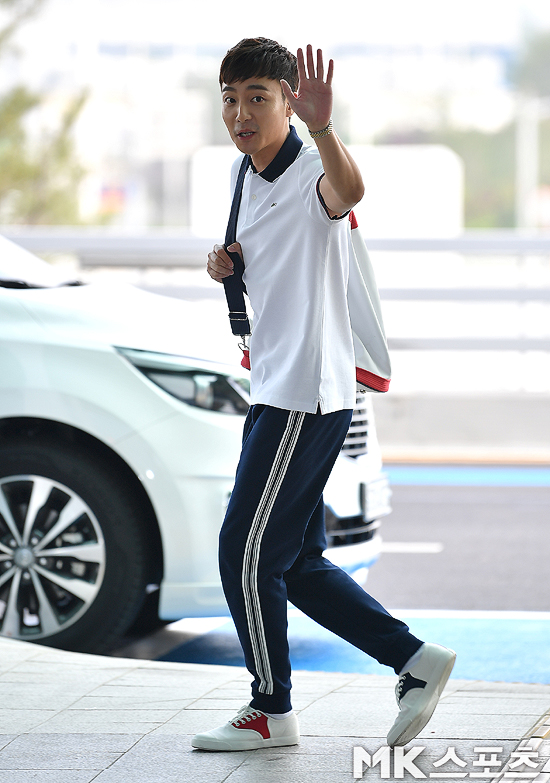 Singer Roy Kim left for Ho Chi Minh, Vietnam, on the 4th day of the photo shoot, through the Incheon International Airport Terminal # 2.Singer Roy Kim holds up his hand as he heads to the departure hall