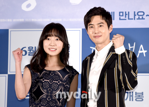 Suho (EXO Suho) and Kim Hwan-hee are attending a media preview of the film Womens Middle School A (director Lee Kyung-seops distribution Lotte Mart Entertainment) at the Lotte Mart Cinema in Jayang-dong, Seoul on the afternoon of the 4th.Girls A starring Suho (EXO Suho), Kim Hwan-hee, Lee Jong Hyuk, and Jung Da Bin is a story about hobby, special skill, writing, and self-esteem 0% of middle school girls Friend lily and sun and Lans friend Jae Hee.Opening on the 20th.