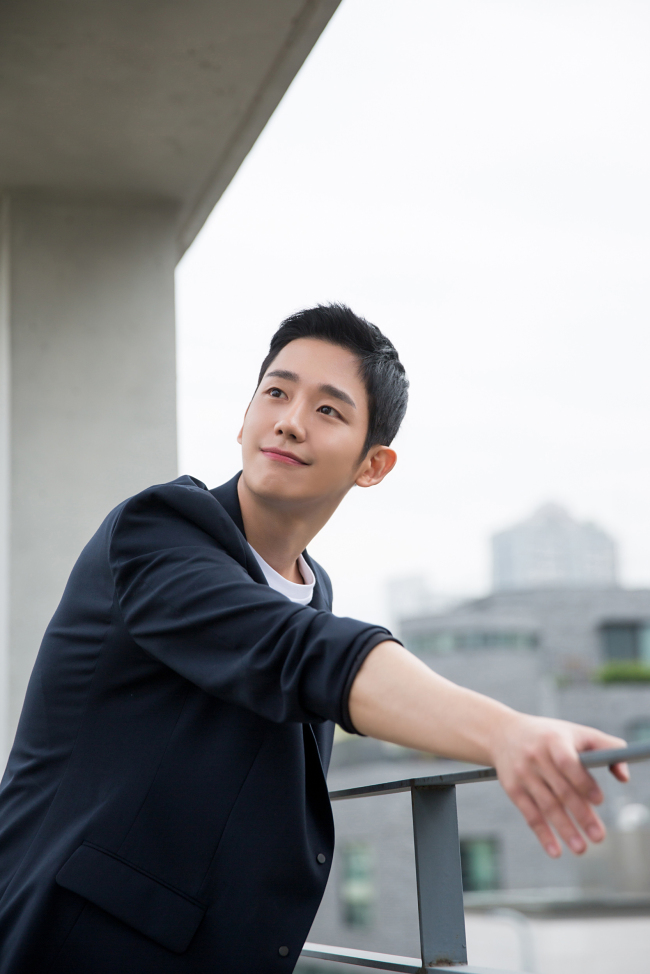 A healthy, sturdy, caring man.This is Feelings, which I interviewed Jung Hae In.Jung Hae In (played by Seo Jun-hee), who had a real love affair with Son Ye-jin (played by Yoon Jin-ah) in JTBCs Golden Tale Drama, Beautiful Sister Who Buys Bob Well, is envious of a man.But he was grown-up and serious.Jung Hae In is the FNC 1 Actor, who came into the unknown Idol Producer in 2013 and played steadily, stepping up one step at a time, becoming famous as it is now.We still have an FNC Idol Producer contract at home, he said.When the FNC said that it was not originally an actor-centered management company, he said, There are presidential candidates such as Jung Jin-young and Jung Woo.I also had acting exercises at the company, and I went to the acting institute that the company had designated, he said.I asked him what life he wanted to live and what time he was happy. I wish it was the same.You can close your eyes easily when you work or when you dont, when youre meeting friends, when youre interviewing, when youre doing a good day.Jung Hae In has already practiced Cattle turnover since he was a child; he works hard then but doesnt get greedy.You dont set goals that are hard to reach, so youre easy to be happy.If youre not happy today, you cant be happy tomorrow, and you can live well every day, and when youre back and having beer, youre the happiest when youre in the shower and lying down.He was an Actor who had grown one step at a time. He went to the army during college. When I went to the army, I felt that there were many things that I could not do with my will.I try to be happy, but it may not be good, but I thought I should enjoy what I can do and enjoy on my own level. Jung Hae In was really good with Son Ye-jin in Pretty Sister. Son Ye-jin also rated Jung Hae Ins performance as a real lover.Thats a good thing you told me. Smoke breathing comes from human respect. Feelings told me that you are respected by Ye Jin.Thats a big reason for the natural performance, and its hard to get out of it because I keep getting memories.Seo Jun-hees character is said to have many resemblances to Jung Hae In. He said, I thought you knew me and wrote it.The ambassador to Memory is that it was like Where is my woman? Yoon Jin-a is good.Jung Hae In enjoyed a sweet romance with Son Ye-jin until the early and mid-term; the love gods shown by the two in the snowy fields between birch trees in Gangwon-do were like a picture.He said the sweetest and most admirable scene was when Son Ye-jin held his hand under the table and checked each others minds during the Hope dinner.The scene where shes wearing her pods is thrilling and shes in MemoryHowever, Drama had a long time in the second half of the year,In the 15th part, Jung Hae In shouted, What is important, not the sound of human beings, but the cry of animals.If there is a foundation for love (for each other), then there is no problem with the younger generation, and it doesnt matter if you love it, Jung Hae In said.So perhaps Jung Hae In burned his love in the last god he met Son Ye-jin in Jeju, completing a fresh shot of love on the beach in the sunset.The scenes show that their love is not something that anyone can stop. The last god said that the director left them to them.This god has long been in the audience MemoryWhen asked which woman she liked, Jung Hae In said, A simple, hairy woman who says what she wants to say. He is the sixth grandchild of Dasan Jeong Yak-yong, a multi-tainer during the reign of King Jeongjo.Jung Hae In said, It seems to be hurting him as he ages.He is a great scholar of the Joseon Dynasty who is talented in poetry, song, art, and painting, and has made many achievements in science. I can not follow his toes. 