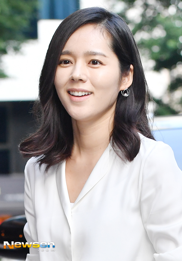 The OCN weekend drama Mistresses Party with staff was held at Mokwoo Village Garden in Yeouido, Seoul on the afternoon of June 3.Han Ga-in attended the party with staff on the day.Meanwhile, Mistresses is a mystery-sensual thriller about the twisted relationships and psychological anxiety of four secret women and men involved in them.Jang Gyeong-ho