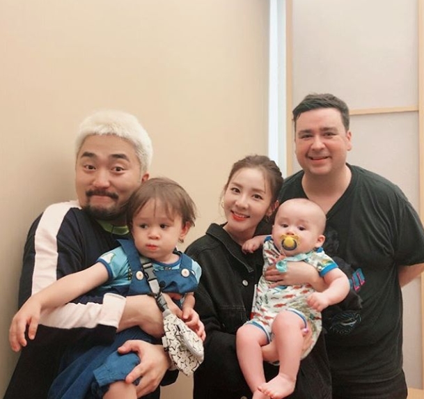 Sandara Park, a former group two-aniwon, met Sam Hamingtons son William III of England - Bentley Motors Limited.Sandara Park wrote on her instagram on June 3, The cute William III of England & Bentley Motors Limited I met in the office.Simkung and posted a picture.In the photo, Yoo Byung-jae and Sandara Park hold William III of England and Bentley Motors Limited, respectively.Sam Hammington smiles brightly with the pair, the cute look of Bentley Motors Limited biting a yellow black nipple that draws attention.The fans who responded to the photos responded such as Cute, Cute and cute and Combination I want to bite.delay stock