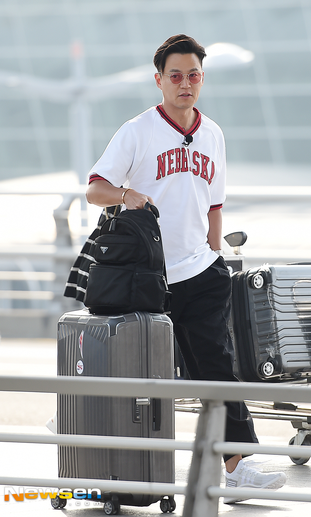 Actors Lee Soon-jae, Shingu, Baek Il-seob, Park Geun-hyung, Kim Yong-gun and Lee Seo-jin left for Germany via Helsinki via Incheon International Airport on June 4th, on a schedule of filming The Grandmother Returns (Gase) over Flowers.Actor Lee Seo-jin is heading for the departure gate on the day.useful stock