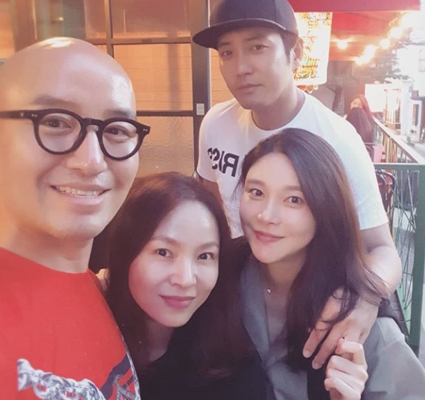 Hong Seok-cheon met with Ju Sang Book - Cha Ye-ryun coupleHong Seok-cheon wrote on his instagram on June 3, Now the soon-to-be-father mom Ju Sang Book - Hong Seok-cheon - Joe Hyeri couple cant be done with the Cha Ye-ryun couple.These humans eat eight people. The big eaters are always welcome. I want to see a beautiful baby. The picture shows Hong Seok-cheon taking pictures with Ju Sang Book - Cha Ye-ryun couple and singer Wax (Jo Hyeri).Ju Sang Wook - Cha Ye-ryun, who is holding hands affectionately, attracts attention.Even though he is about to have a Child Birth soon, the jaw line of the slender Cha Ye-ryun is also noticeable.Fans who saw the photos responded such as too pretty couple, good boy and girl without decorating, I think the baby is really pretty, I also have a good baby Lee Gi-won.delay stock