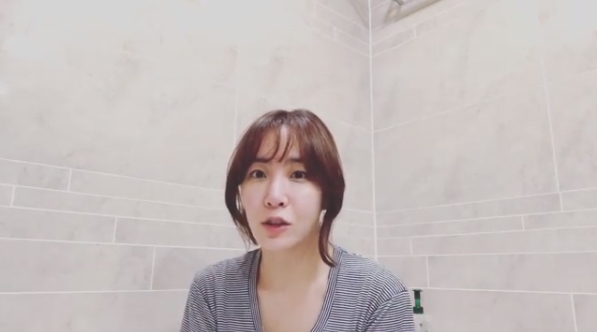 Lyricist Kim Eana joined the 2018 Ice Bucket Challenge after being named by the IU.Kim Eana wrote on his instagram on June 4, Its a little poor performance because the conditions are not right at home, but IU is given a baton and joins the Ice Bucket Challenge for the construction of Lou Gehrig Nursing Hospital.Narsha, Yang Jae-woong, please accept the Jupanda. Kim Eana in the video said, I participated in the Challenge Vonn for the Lou Gehrig people and their families.Kim Eana pointed to the next runner, Yang Jae-woong, who is appearing together in the group Brown Eyed Girls member Narsha, game specialist BJ Jupanda, and Channel A Heart Signal Season 2.delay stock