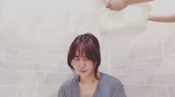 Lyricist Kim Eana joined the 2018 Ice Bucket Challenge after being named by the IU.Kim Eana wrote on his instagram on June 4, Its a little poor performance because the conditions are not right at home, but IU is given a baton and joins the Ice Bucket Challenge for the construction of Lou Gehrig Nursing Hospital.Narsha, Yang Jae-woong, please accept the Jupanda. Kim Eana in the video said, I participated in the Challenge Vonn for the Lou Gehrig people and their families.Kim Eana pointed to the next runner, Yang Jae-woong, who is appearing together in the group Brown Eyed Girls member Narsha, game specialist BJ Jupanda, and Channel A Heart Signal Season 2.delay stock