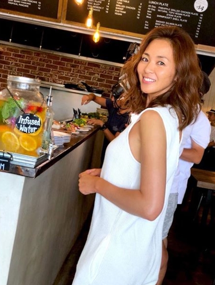 Shiho Yano, mother and model of Sarang Akiyama, revealed her Hawaii routine.Shiho Yano posted a picture on his instagram on June 3 with an article entitled I am always impressed by meeting new places, people and things in Hawaii.Inside the photo was Shiho Yano, who was dressed in a white sleeveless One Piece, staring at the camera; Shiho Yano added a pure and youthful charm with brown wave hair.A face without a blemishe and a bright smile make Shiho Yano look more beautiful.The fans who responded to the photos responded such as Pretty, There is no goddess, Beautiful mother.delay stock